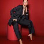 Malaika Arora Instagram - BOSSY AF…………..: Outfit: @massimodutti Necklace: @vandalsworld_unofficial Handstack: @karishma.joolry Shoes: @louboutinworld Styled by @aasthasharma @iammanisha @wardrobist Fashion Interns @shatakshipandeyy @vanshita_sehra HMU @meghnabutanihairandmakeup Managed by: @naureen.abdullah Shot by @amey_ghatge