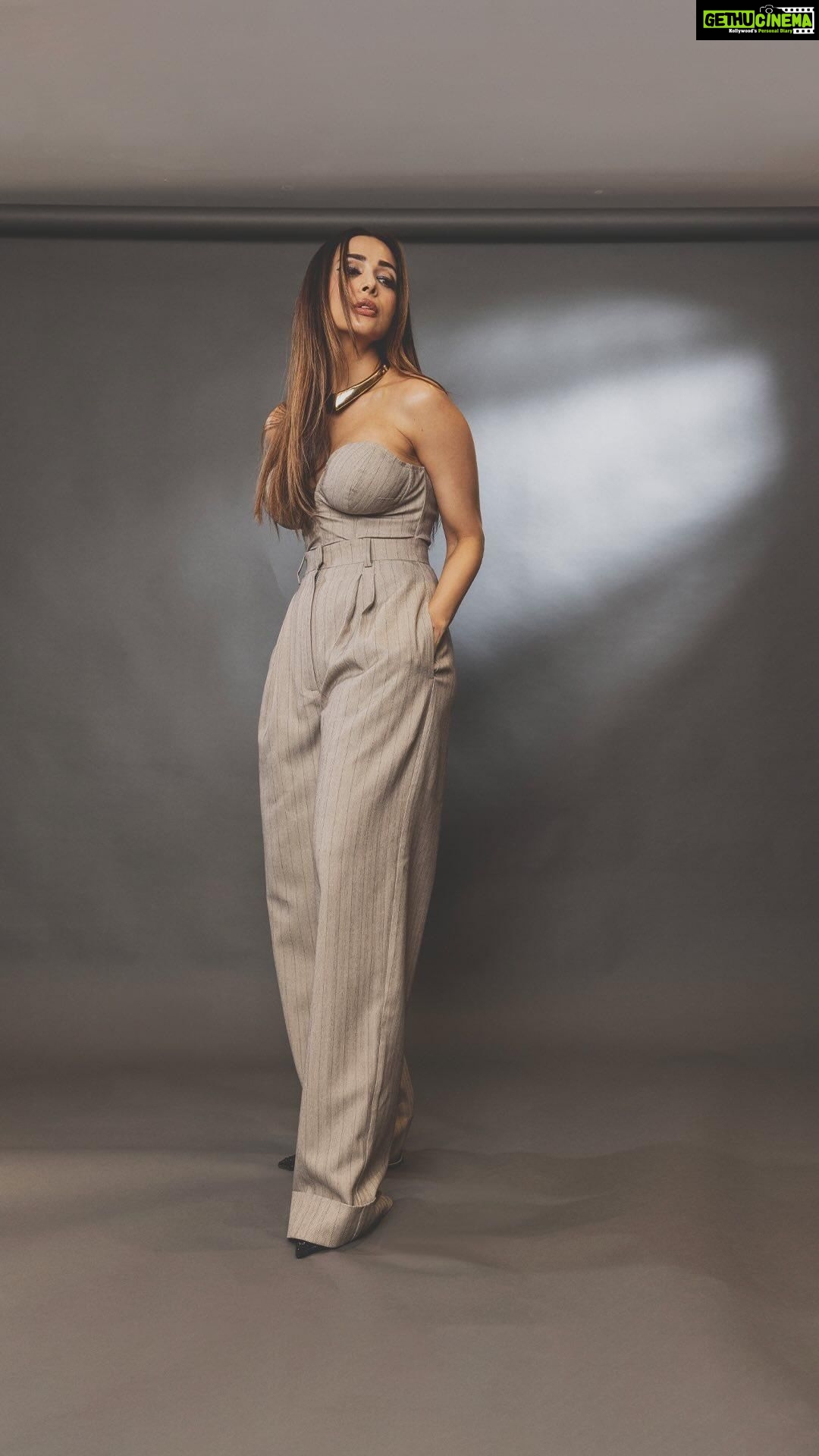 Malaika Arora Instagram - Redefining the It Girl All day everyday in @431_88 Make-up @Simone.HairandMakeup Hair @Hairstylist_Madhav2.0 @lakmefashionwk @lakmeindia @nexaexperience @fdciofficial @r1seworldwide #GlitterUp #LakméFashionWeekxFDCI #LakméFashionWeek #LFWxFDCI #LFW #FDCI