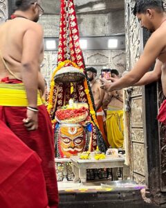 Malavika Instagram - Amidst the ethereal flames of the Bhasma Aarti at Mahakaleshwar, my soul found serenity. 🙌🔥 #bhasmaaartibliss #mahakaldarshan #ujjain #mahakaleshwar🙏🏼♥️