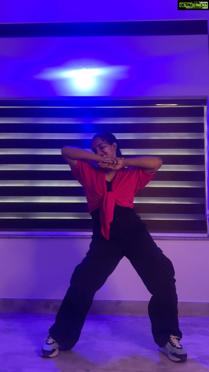 Malavika Krishnadas Instagram - Time Traveller 🥶 DC: @praveenpradeep8 @pranav_kochu Loved the moves🔥 . #goingwiththetrend #timetraveler #dancer