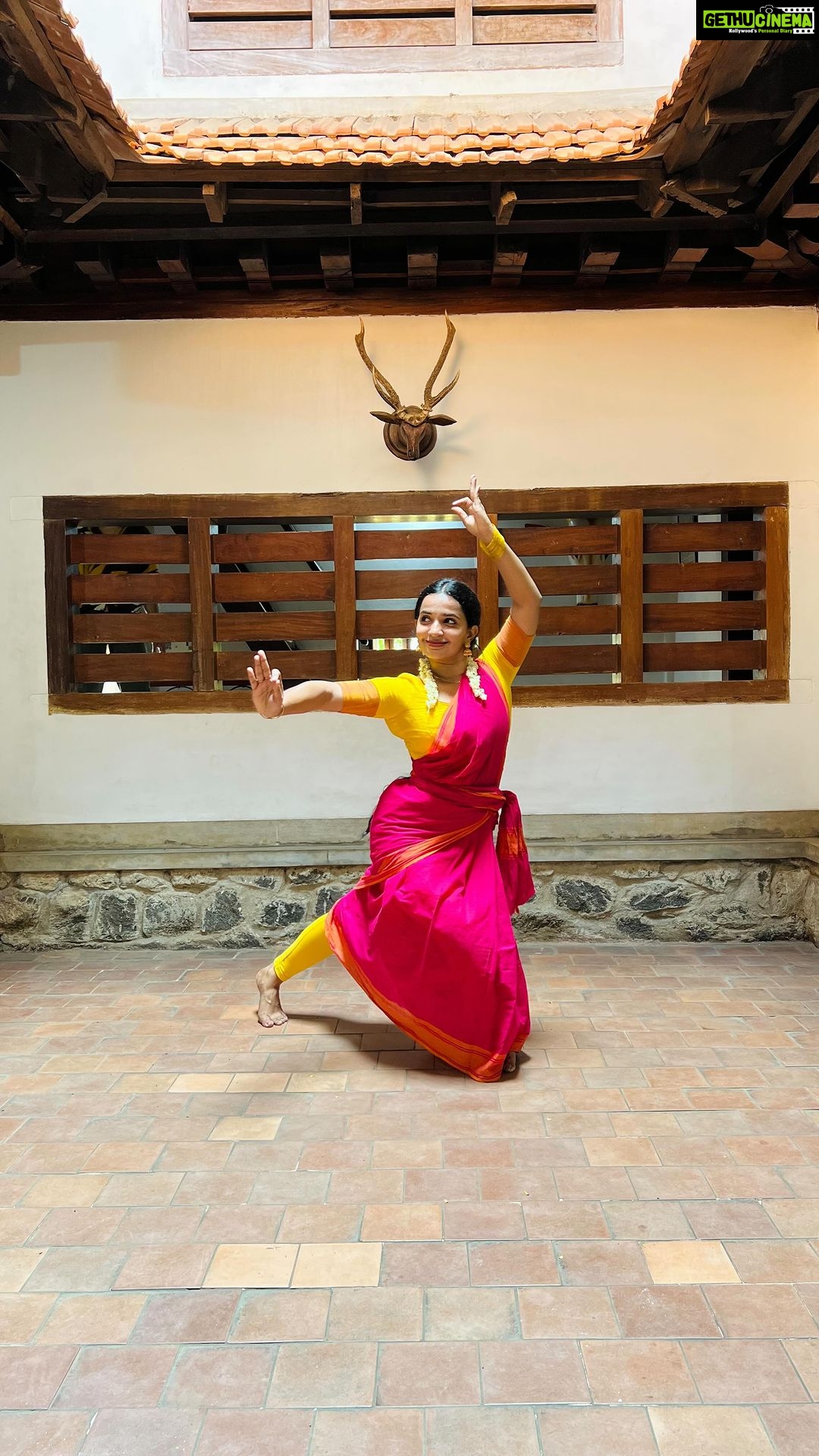 Malavika Krishnadas Instagram - Happy Vijayadashami 😇❤️ #aquickone . . VC: @greeshma_rathish @reshma.sujith_ ❤️ . #classical #vijayadashami #bharathanatyam #semiclassical #dancer #blessed #tamilnadu #chennai Chennai