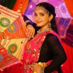 Malavika Krishnadas Instagram - रंगीन नवरात्रि...✨ . MUA : @makeupartist_jyotibutola PC: @shone_sibi Location : @mudhradancestudio