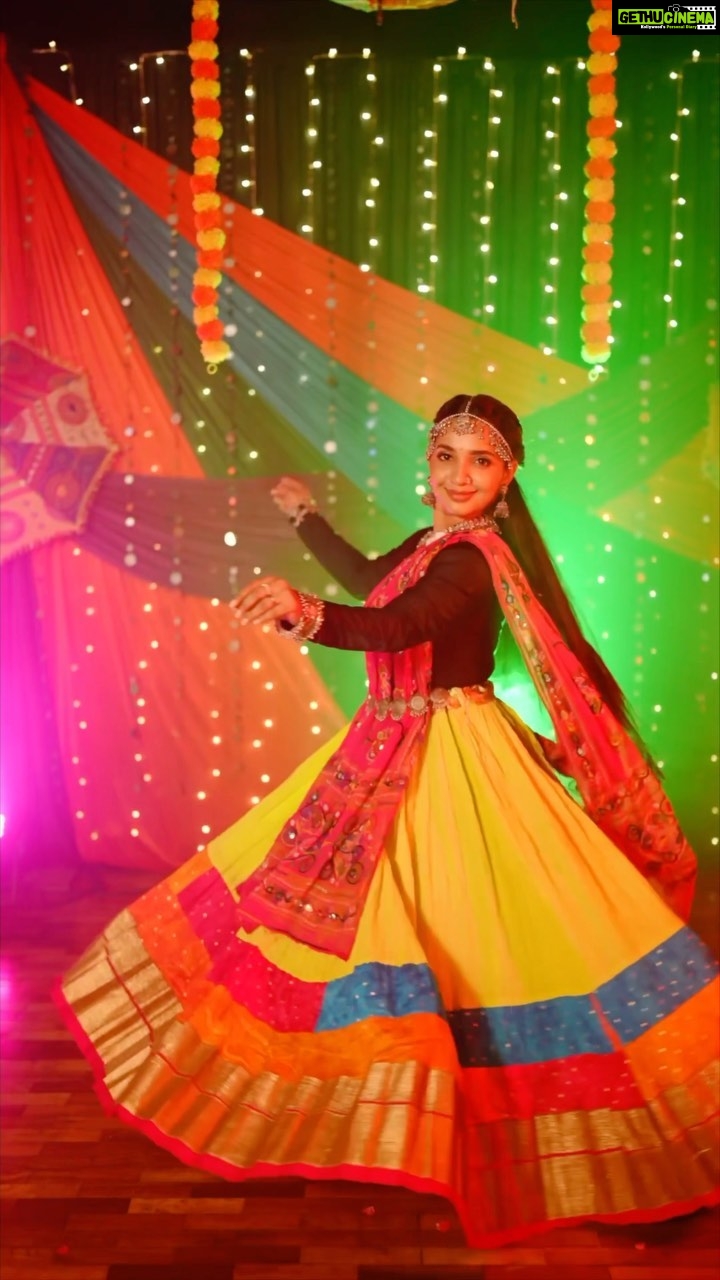 Malavika Krishnadas Instagram - Dancing to the powerful beats of Dakla this Navratri ✨ Directed & Choreographed by @dileep.cp.kumar Location @mudhradancestudio VC : @shone_sibi MUA : @makeupartist_jyotibutola Decor @d.menonweddings