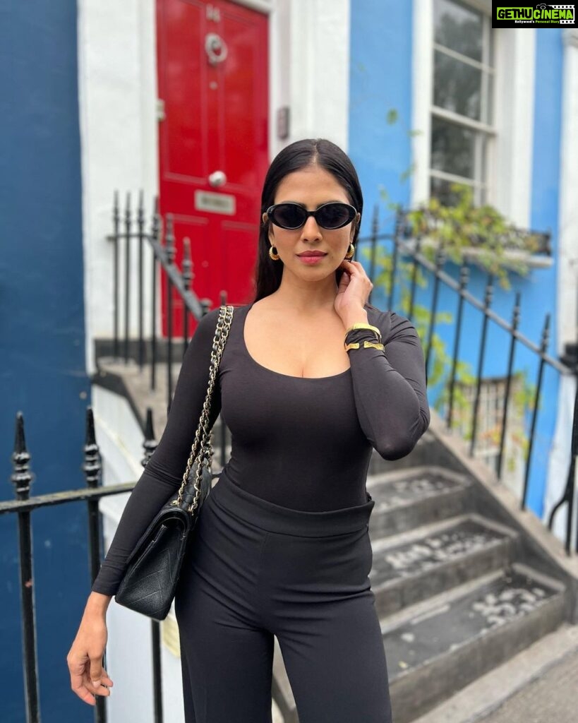 Malavika Mohanan Instagram - Woman in black 🕴🏻