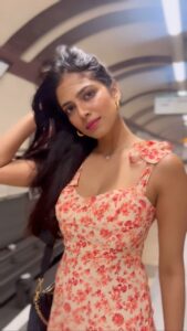 Malavika Mohanan Instagram - On a scale of 1-10 how hard are you vibing with London? Me- ♥️