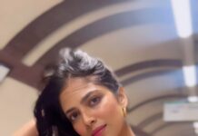 Malavika Mohanan Instagram - On a scale of 1-10 how hard are you vibing with London? Me- ♥️