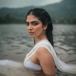 Malavika Mohanan Instagram - 🦢 📸 @bharat_rawail Makeup @makeupbylekha ; Assisted by @makeupartistraga Hair @bbhiral ; Assisted by @prashantkharadi_lalit Styled by @radhikaa2327 @theitembomb