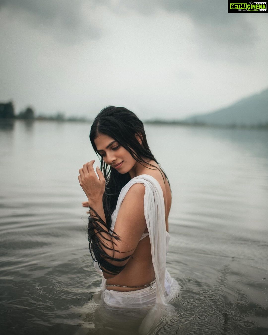 Malavika Mohanan Instagram - The idea of a far far away time has always fascinated me. A simpler time. A purer time. Romanticised thought? Probably. But then Iβve always had a fascination for a utopian scenery. A time when everything was simpler, purer. Raw. Away from the garbs and ornaments, and clutter and noise. Just water and white. π€ Shoutout to this incredible team for a shoot where they literally had to get their hands and feet dirty π€π
Thank you for making what was in my head come to life to gracefully π€ πΈ @bharat_rawail Makeup @makeupbylekha ; Assisted by @makeupartistraga Hair @bbhiral ; Assisted by @prashantkharadi_lalit Styled by @radhikaa2327 @theitembomb