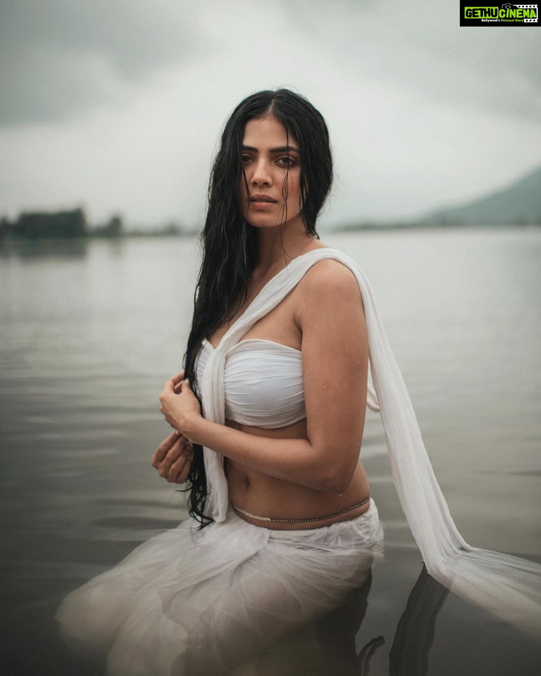 Malavika Mohanan Instagram - The idea of a far far away time has always fascinated me. A simpler time. A purer time. Romanticised thought? Probably. But then Iβve always had a fascination for a utopian scenery. A time when everything was simpler, purer. Raw. Away from the garbs and ornaments, and clutter and noise. Just water and white. π€ Shoutout to this incredible team for a shoot where they literally had to get their hands and feet dirty π€π
Thank you for making what was in my head come to life to gracefully π€ πΈ @bharat_rawail Makeup @makeupbylekha ; Assisted by @makeupartistraga Hair @bbhiral ; Assisted by @prashantkharadi_lalit Styled by @radhikaa2327 @theitembomb