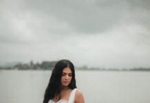 Malavika Mohanan Instagram - The idea of a far far away time has always fascinated me. A simpler time. A purer time. Romanticised thought? Probably. But then I’ve always had a fascination for a utopian scenery. A time when everything was simpler, purer. Raw. Away from the garbs and ornaments, and clutter and noise. Just water and white. 🤍 Shoutout to this incredible team for a shoot where they literally had to get their hands and feet dirty 🤍😅 Thank you for making what was in my head come to life to gracefully 🤍 📸 @bharat_rawail Makeup @makeupbylekha ; Assisted by @makeupartistraga Hair @bbhiral ; Assisted by @prashantkharadi_lalit Styled by @radhikaa2327 @theitembomb