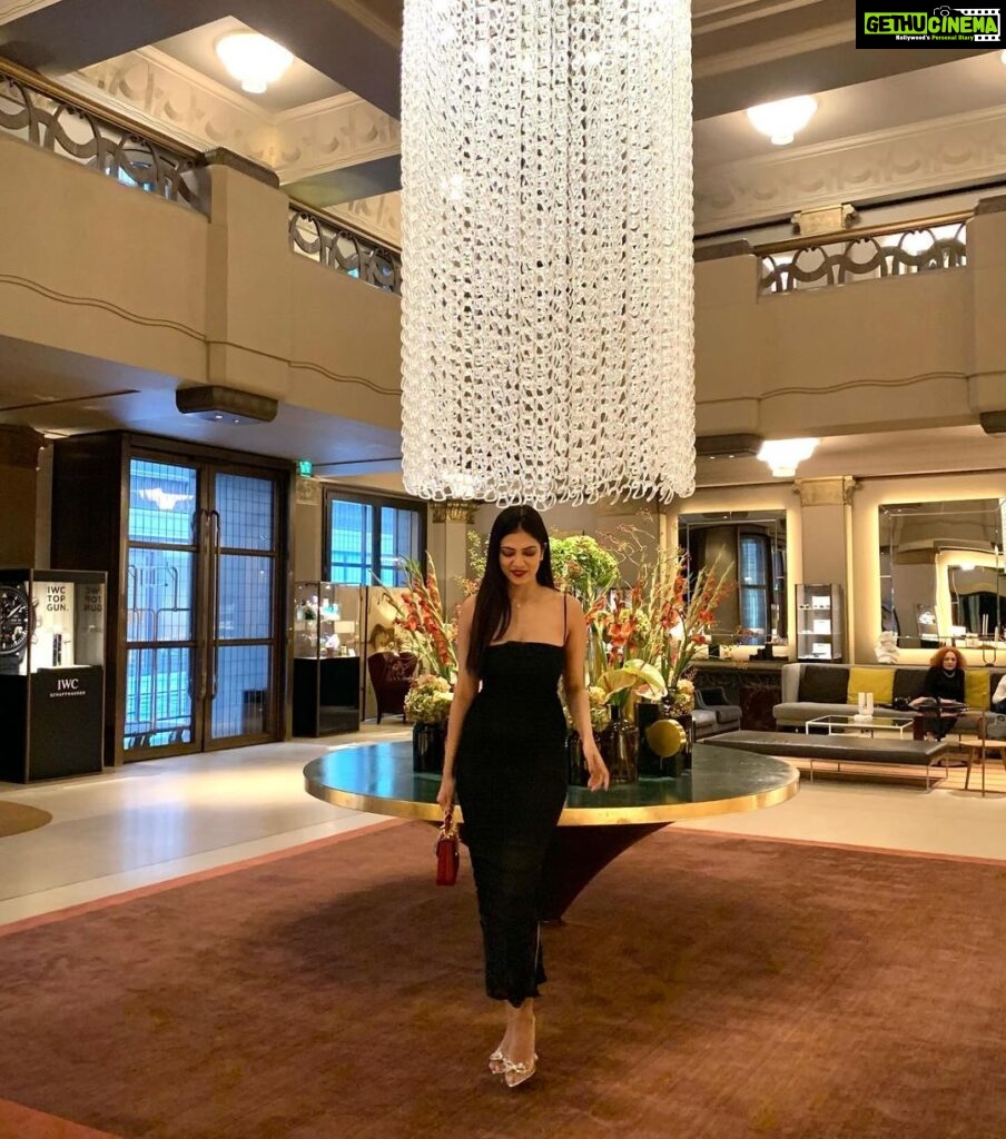 Malavika Mohanan Instagram - What a wonderful way to experience London by living right in the heart of it ♥️ Thank you for the love & hospitality @hotelcaferoyal ! Loved every part of my stay with you. Can’t wait to come back soon 🥰 PS The lovely tea room was my favourite 😍 PPS yes, I am obsessed with these heels atm @thesetcollectionofficial #HotelCaféRoyal #TheSetCollection #BeautifullyComposed Picadilly Circus - London