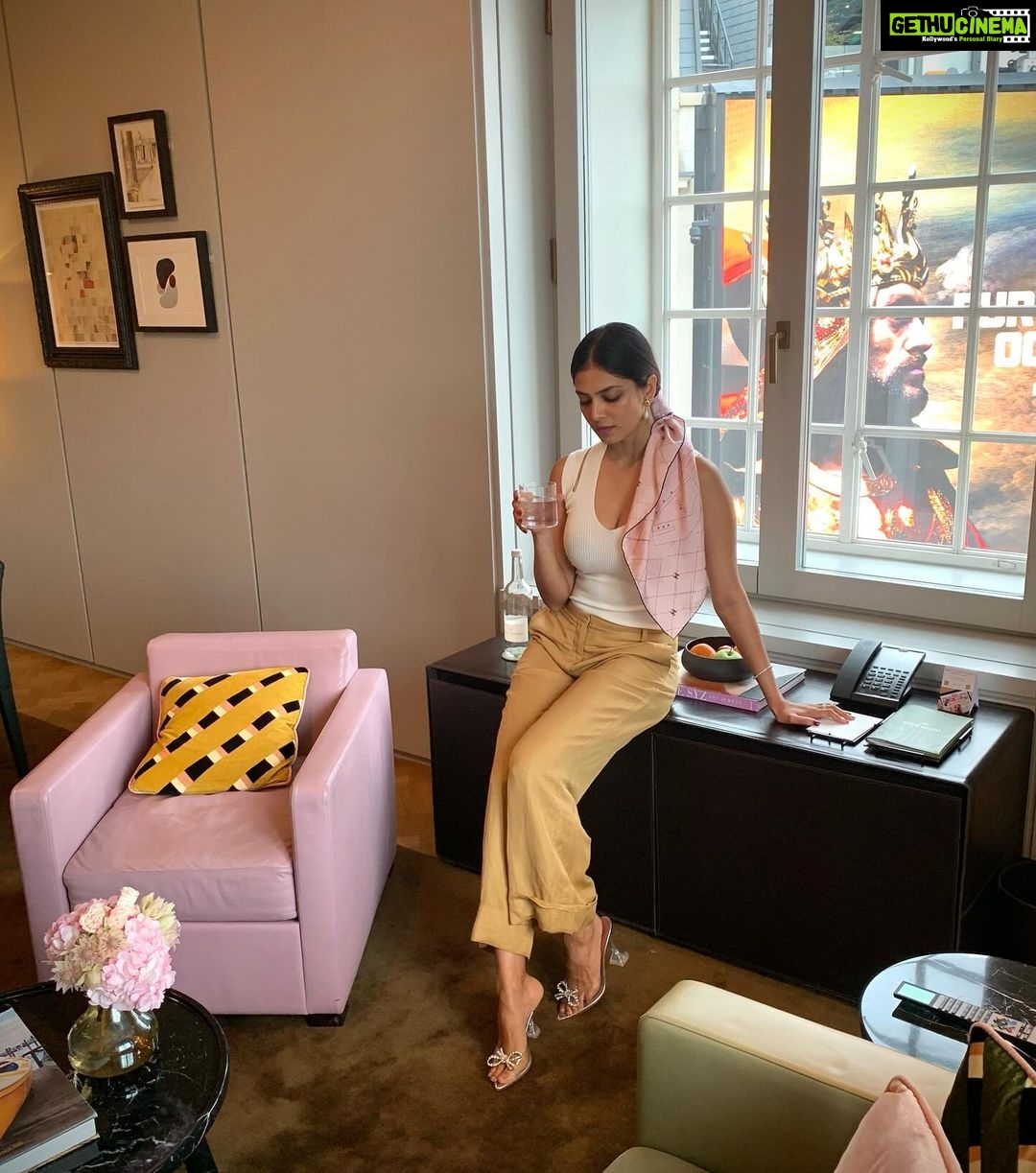 Malavika Mohanan Instagram - What a wonderful way to experience London by living right in the heart of it ♥️ Thank you for the love & hospitality @hotelcaferoyal ! Loved every part of my stay with you. Can’t wait to come back soon 🥰 PS The lovely tea room was my favourite 😍 PPS yes, I am obsessed with these heels atm @thesetcollectionofficial #HotelCaféRoyal #TheSetCollection #BeautifullyComposed Picadilly Circus - London