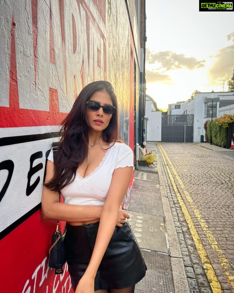 Malavika Mohanan Instagram - Hello London ♥️ Notting Hill