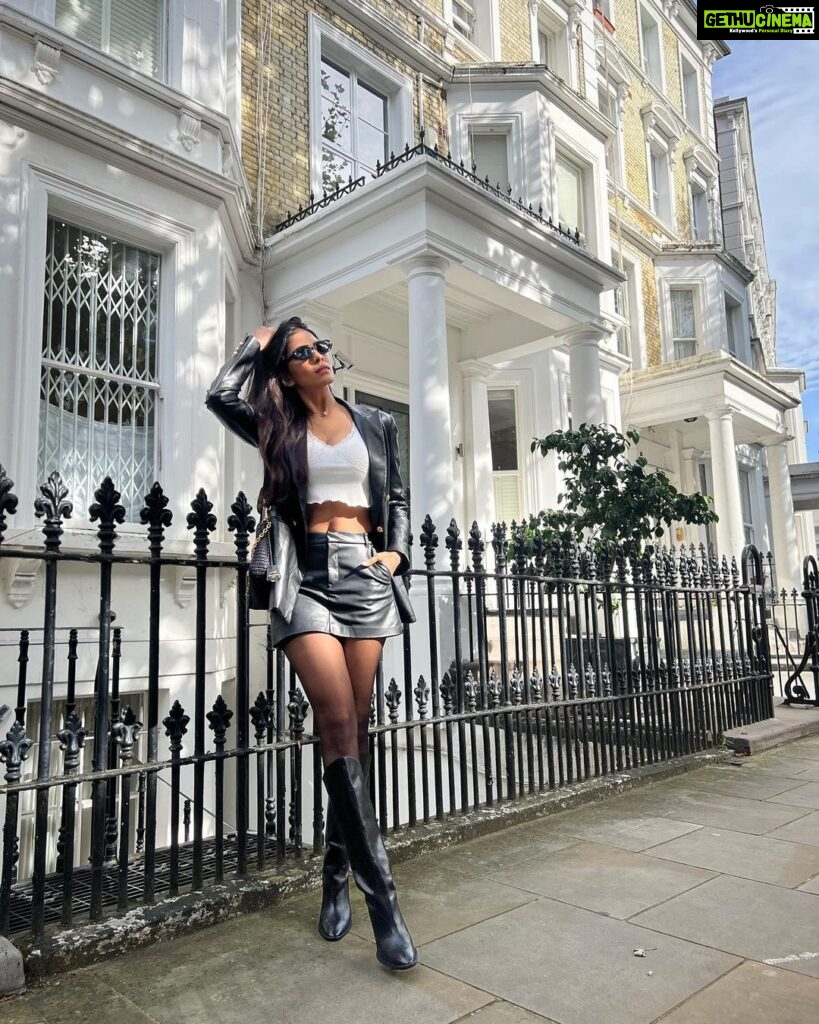 Malavika Mohanan Instagram - Hello London ♥️ Notting Hill