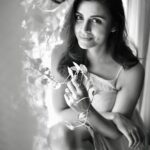 Malti Chahar Instagram - Iss Rangeen duniya me…hum black and white logon ka Kya hoga!🦋 Photography- @tusharmahajanofficial