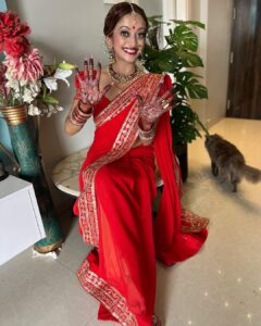 Manasi Naik Instagram - Karva Chauth Look 2023🌚🫶🏻 🙏🏻भगवान शिव और देवी पार्वती का आशीर्वाद आपके विवाह में प्रेम और खुशियाँ लाए.❤️ करवा चौथ के इस शुभ दिन पर व्रत रखने वाली सभी महिला दोस्तों को हार्दिक शुभकामनाएं! आपकी सभी आशाएँ और सपने सच हों…❤️🫶🏻 Happy Karwa Chauth To all who are Madly, Deeply and Truly in Love 🥰 Mehandi by 🌚 @hema_henna_artstudio Saree by 🌚 @surat_fashion_hub_24_ Styled by 🌚 @bharti_gala_makeup_hair_artist Thank you Universe 💫 I will Not Give Up Growing Glowing And Healing ❤️‍🩹 #ManasiNaik #Actor #Performer #Beingme #OnMyOwn #Beauty #OOTD #fashionstyle #MyStyle #Secret #grattitude #Happy #survivor #Growing #Glowing #WorkingHard #WatchMeGrow #ThankYou #SelfRealisation #survivor #Cultured #Morals #Focused #mentalhealthawareness #MentalPeace #NewDreams #NeverGiveUp #newbeginnings 🧿 #CatMomOf12