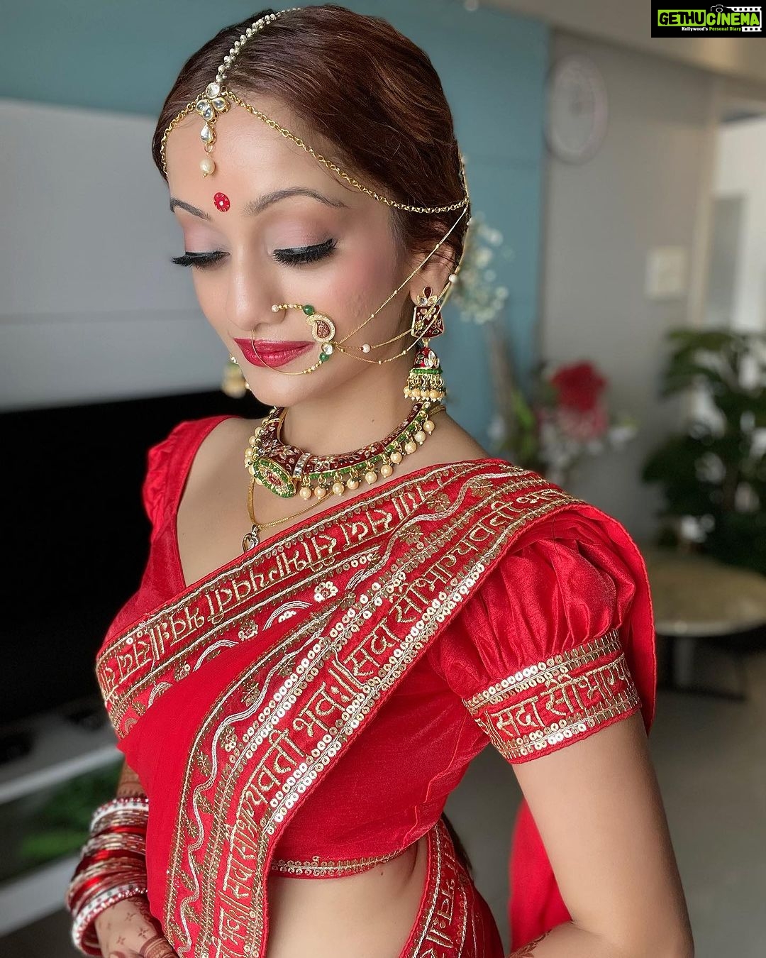 Manasi Naik Instagram - Karva Chauth Look 2023🌚🫶🏻 🙏🏻भगवान शिव और देवी पार्वती का आशीर्वाद आपके विवाह में प्रेम और खुशियाँ लाए.❤️ करवा चौथ के इस शुभ दिन पर व्रत रखने वाली सभी महिला दोस्तों को हार्दिक शुभकामनाएं! आपकी सभी आशाएँ और सपने सच हों…❤️🫶🏻 Happy Karwa Chauth To all who are Madly, Deeply and Truly in Love 🥰 Mehandi by 🌚 @hema_henna_artstudio Saree by 🌚 @surat_fashion_hub_24_ Styled by 🌚 @bharti_gala_makeup_hair_artist Thank you Universe 💫 I will Not Give Up Growing Glowing And Healing ❤️🩹 #ManasiNaik #Actor #Performer #Beingme #OnMyOwn #Beauty #OOTD #fashionstyle #MyStyle #Secret #grattitude #Happy #survivor #Growing #Glowing #WorkingHard #WatchMeGrow #ThankYou #SelfRealisation #survivor #Cultured #Morals #Focused #mentalhealthawareness #MentalPeace #NewDreams #NeverGiveUp #newbeginnings 🧿 #CatMomOf12