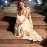 Manasi Naik Instagram – This year I met the most broken version of me, But Also The strongest ❤️
Kuch der Aur …⏳

Thank you Universe 💫
I will Not Give Up 
Growing Glowing And Healing ❤️‍🩹 

#ManasiNaik #Actor #Performer #Beingme  #OnMyOwn #Beauty #OOTD  #fashionstyle #MyStyle #Secret #grattitude #Happy #survivor #Growing #Glowing #WorkingHard #WatchMeGrow #ThankYou #SelfRealisation #survivor #Cultured #Morals #Focused #mentalhealthawareness #MentalPeace  #NewDreams #NeverGiveUp #newbeginnings 🧿 #CatMomOf12