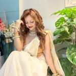 Manasi Naik Instagram – This year I met the most broken version of me, But Also The strongest ❤️
Kuch der Aur …⏳

Thank you Universe 💫
I will Not Give Up 
Growing Glowing And Healing ❤️‍🩹 

#ManasiNaik #Actor #Performer #Beingme  #OnMyOwn #Beauty #OOTD  #fashionstyle #MyStyle #Secret #grattitude #Happy #survivor #Growing #Glowing #WorkingHard #WatchMeGrow #ThankYou #SelfRealisation #survivor #Cultured #Morals #Focused #mentalhealthawareness #MentalPeace  #NewDreams #NeverGiveUp #newbeginnings 🧿 #CatMomOf12