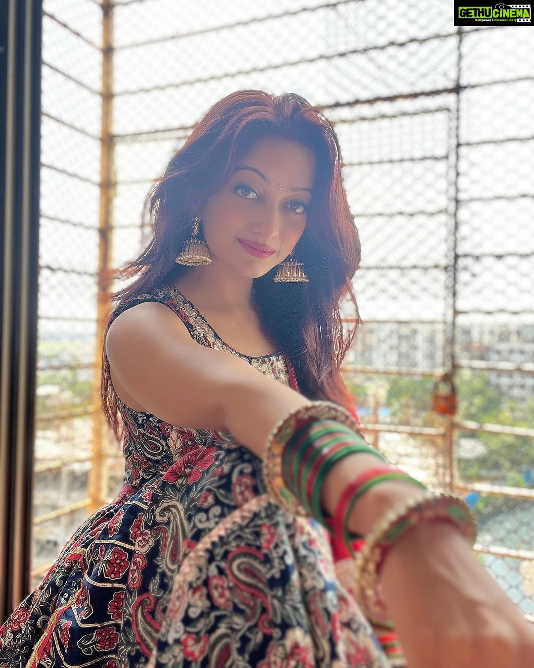 Manasi Naik Instagram - ढाई अक्षर की बात कहने में कितनी तकलीफ उठा रखी है, तूने आँखों में छिपा रखी है मैंने होंठो पे दबा रखी है…❤️ Thank you Universe 💫 I will Not Give Up Growing Glowing And Healing ❤️🩹 #ManasiNaik #Actor #Performer #Beingme #OnMyOwn #Beauty #OOTD #fashionstyle #MyStyle #Secret #grattitude #Happy #survivor #Growing #Glowing #WorkingHard #WatchMeGrow #ThankYou #SelfRealisation #survivor #Cultured #Morals #Focused #mentalhealthawareness #MentalPeace #NewDreams #NeverGiveUp #newbeginnings 🧿 #CatMomOf12