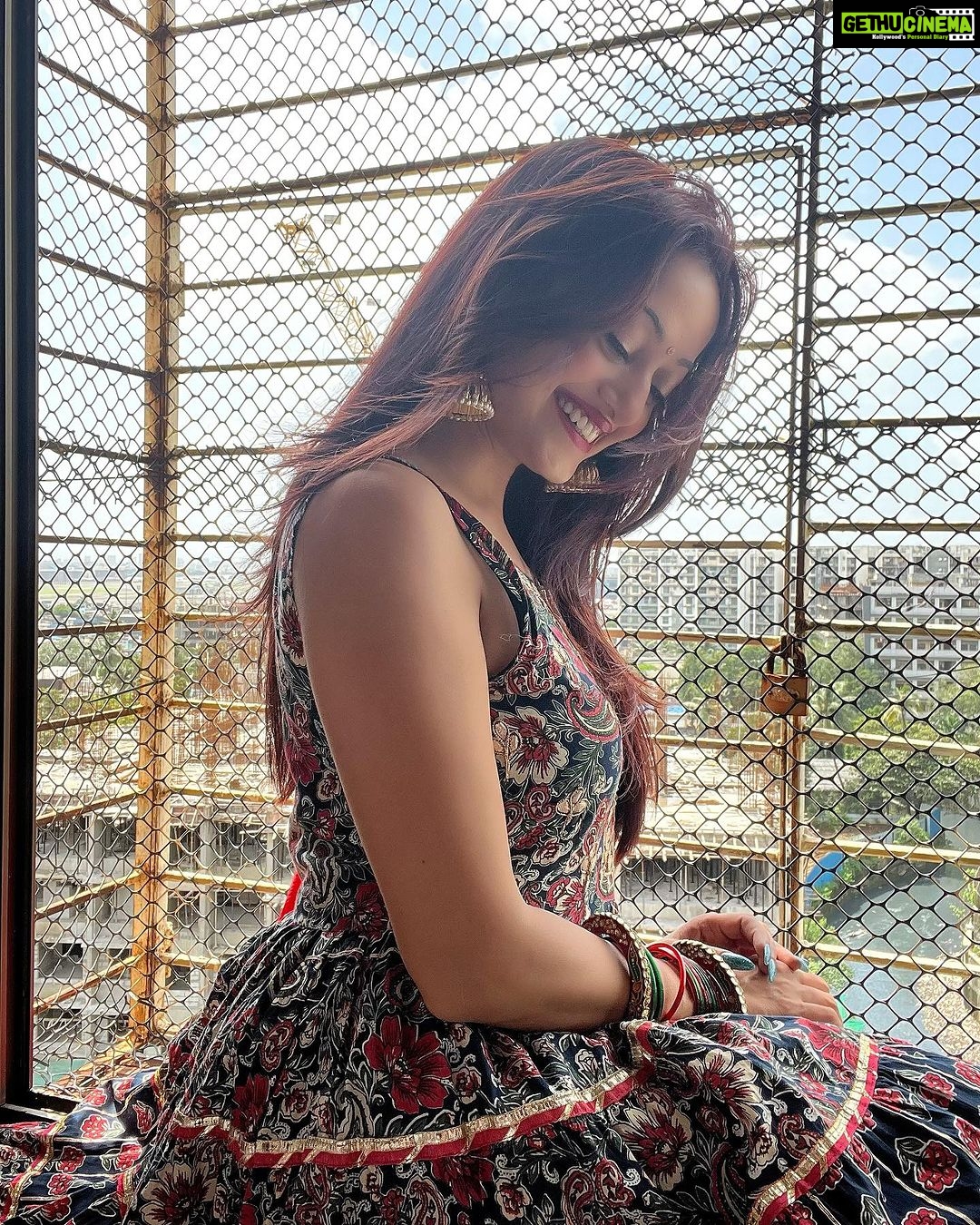 Manasi Naik Instagram - ढाई अक्षर की बात कहने में कितनी तकलीफ उठा रखी है, तूने आँखों में छिपा रखी है मैंने होंठो पे दबा रखी है…❤️ Thank you Universe 💫 I will Not Give Up Growing Glowing And Healing ❤️🩹 #ManasiNaik #Actor #Performer #Beingme #OnMyOwn #Beauty #OOTD #fashionstyle #MyStyle #Secret #grattitude #Happy #survivor #Growing #Glowing #WorkingHard #WatchMeGrow #ThankYou #SelfRealisation #survivor #Cultured #Morals #Focused #mentalhealthawareness #MentalPeace #NewDreams #NeverGiveUp #newbeginnings 🧿 #CatMomOf12