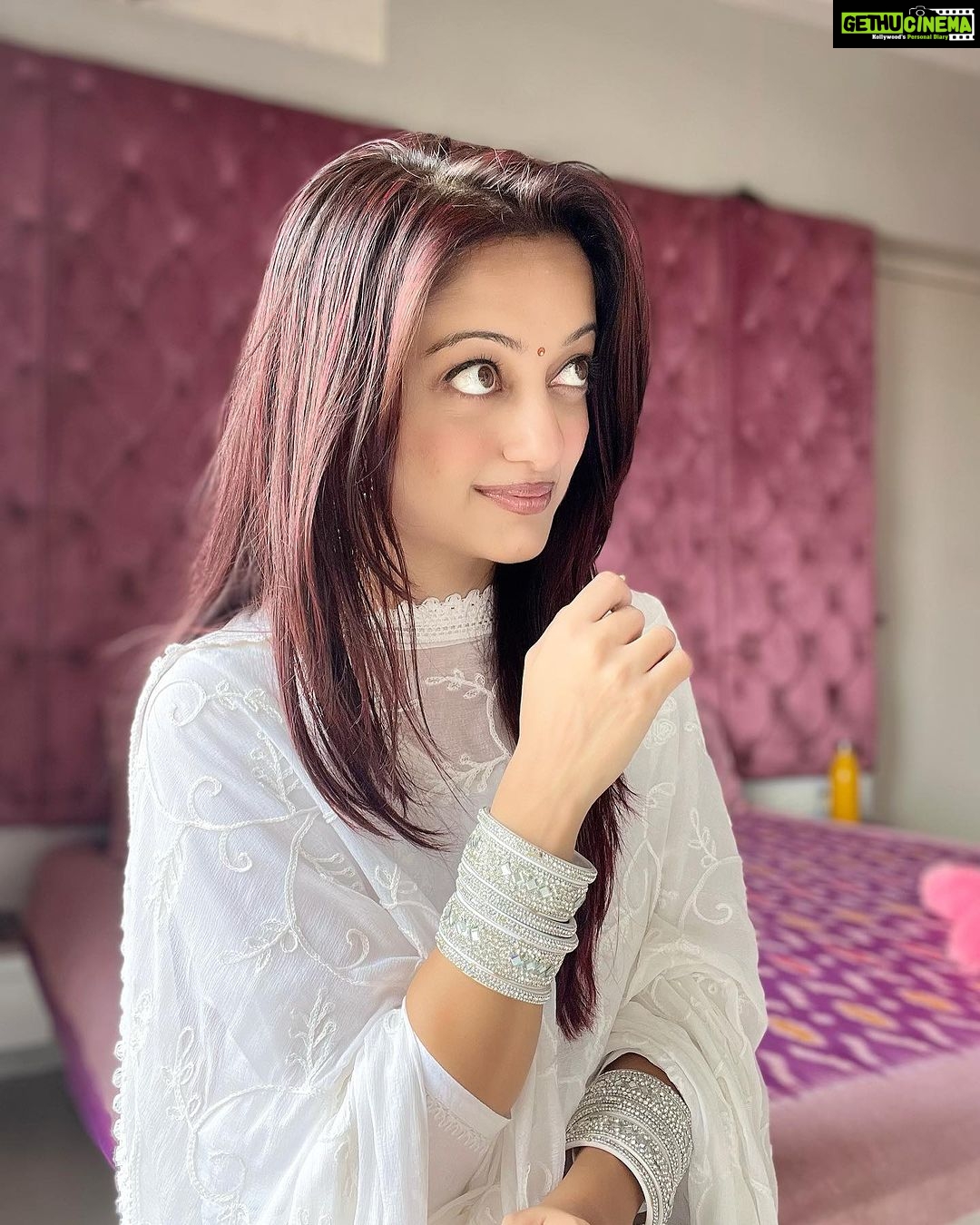 Manasi Naik Instagram - 💌 Thank you Universe 💫 I will Not Give Up Growing Glowing And Healing ❤️🩹 #ManasiNaik #Actor #Performer #Beingme #OnMyOwn #Beauty #OOTD #fashionstyle #MyStyle #Secret #grattitude #Happy #survivor #Growing #Glowing #WorkingHard #WatchMeGrow #ThankYou #SelfRealisation #survivor #Cultured #Morals #Focused #mentalhealthawareness #MentalPeace #NewDreams #NeverGiveUp #newbeginnings 🧿 #CatMomOf12