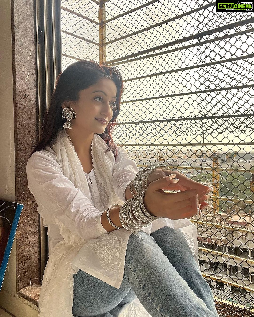 Manasi Naik Instagram - 💌 Thank you Universe 💫 I will Not Give Up Growing Glowing And Healing ❤️🩹 #ManasiNaik #Actor #Performer #Beingme #OnMyOwn #Beauty #OOTD #fashionstyle #MyStyle #Secret #grattitude #Happy #survivor #Growing #Glowing #WorkingHard #WatchMeGrow #ThankYou #SelfRealisation #survivor #Cultured #Morals #Focused #mentalhealthawareness #MentalPeace #NewDreams #NeverGiveUp #newbeginnings 🧿 #CatMomOf12