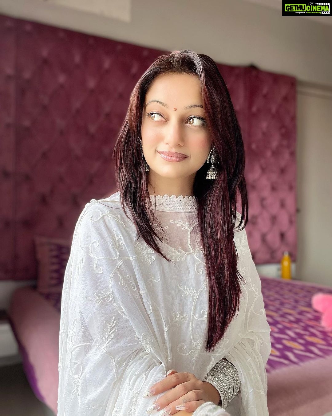 Manasi Naik Instagram - 💌 Thank you Universe 💫 I will Not Give Up Growing Glowing And Healing ❤️🩹 #ManasiNaik #Actor #Performer #Beingme #OnMyOwn #Beauty #OOTD #fashionstyle #MyStyle #Secret #grattitude #Happy #survivor #Growing #Glowing #WorkingHard #WatchMeGrow #ThankYou #SelfRealisation #survivor #Cultured #Morals #Focused #mentalhealthawareness #MentalPeace #NewDreams #NeverGiveUp #newbeginnings 🧿 #CatMomOf12