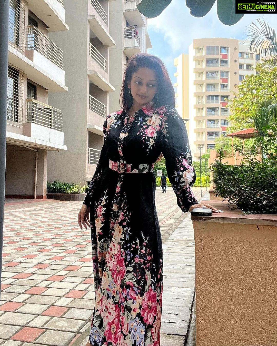 Manasi Naik Instagram - You can spend minutes, hours, days, weeks, or even months over-analyzing a situation; trying to put the pieces together, justifying what could’ve, would’ve happened…OR you can just leave the pieces on the floor and move on…🦄 Kuch der Aur …⏳ Thank you Universe 💫 I will Not Give Up Growing Glowing And Healing ❤️🩹 #ManasiNaik #Actor #Performer #Beingme #OnMyOwn #Beauty #OOTD #fashionstyle #MyStyle #Secret #grattitude #Happy #survivor #Growing #Glowing #WorkingHard #WatchMeGrow #ThankYou #SelfRealisation #survivor #Cultured #Morals #Focused #mentalhealthawareness #MentalPeace #NewDreams #NeverGiveUp #newbeginnings 🧿 #CatMomOf12