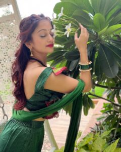 Manasi Naik Instagram - “A witty woman is a treasure; a witty beauty is a power.” ― George Meredith 🫶🏻❤️👸🏻

EXCLUSIVE 🥁
This Festive Season

Manasi Naik X Vishakha Satri 
Go Deep Down In Fashion Couture 👗🫶🏻❤️

Thank You love ❤️ 

Heartiest Congratulations to Beautiful @vishakhasatri_label__  for Her new collection 🎀🫶🏻

Styled by 🎀 @bharti_gala_makeup_hair_artist 🧸

And PHOTO BOMBED BY ONE ☝🏻 EAR BUD 🤦🏻‍♀️

Thank you Universe 💫
I will Not Give Up 
Growing Glowing And Healing ❤️‍🩹 

#ManasiNaik #Actor #Performer #Beingme  #OnMyOwn #Beauty #OOTD  #fashionstyle #MyStyle #Secret #grattitude #Happy #survivor #Growing #Glowing #WorkingHard #WatchMeGrow #ThankYou #SelfRealisation #survivor #Cultured #Morals #Focused #mentalhealthawareness #MentalPeace  #NewDreams #NeverGiveUp #newbeginnings 🧿 #CatMomOf12