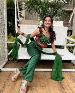 Manasi Naik Instagram - “A witty woman is a treasure; a witty beauty is a power.” ― George Meredith 🫶🏻❤️👸🏻

EXCLUSIVE 🥁
This Festive Season

Manasi Naik X Vishakha Satri 
Go Deep Down In Fashion Couture 👗🫶🏻❤️

Thank You love ❤️ 

Heartiest Congratulations to Beautiful @vishakhasatri_label__  for Her new collection 🎀🫶🏻

Styled by 🎀 @bharti_gala_makeup_hair_artist 🧸

And PHOTO BOMBED BY ONE ☝🏻 EAR BUD 🤦🏻‍♀️

Thank you Universe 💫
I will Not Give Up 
Growing Glowing And Healing ❤️‍🩹 

#ManasiNaik #Actor #Performer #Beingme  #OnMyOwn #Beauty #OOTD  #fashionstyle #MyStyle #Secret #grattitude #Happy #survivor #Growing #Glowing #WorkingHard #WatchMeGrow #ThankYou #SelfRealisation #survivor #Cultured #Morals #Focused #mentalhealthawareness #MentalPeace  #NewDreams #NeverGiveUp #newbeginnings 🧿 #CatMomOf12