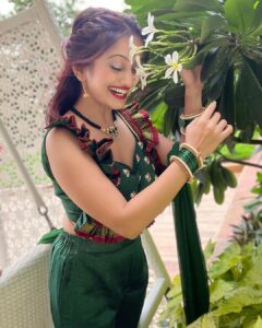 Manasi Naik Instagram - “A witty woman is a treasure; a witty beauty is a power.” ― George Meredith 🫶🏻❤️👸🏻 EXCLUSIVE 🥁 This Festive Season Manasi Naik X Vishakha Satri Go Deep Down In Fashion Couture 👗🫶🏻❤️ Thank You love ❤️ Heartiest Congratulations to Beautiful @vishakhasatri_label__ for Her new collection 🎀🫶🏻 Styled by 🎀 @bharti_gala_makeup_hair_artist 🧸 And PHOTO BOMBED BY ONE ☝🏻 EAR BUD 🤦🏻‍♀️ Thank you Universe 💫 I will Not Give Up Growing Glowing And Healing ❤️‍🩹 #ManasiNaik #Actor #Performer #Beingme #OnMyOwn #Beauty #OOTD #fashionstyle #MyStyle #Secret #grattitude #Happy #survivor #Growing #Glowing #WorkingHard #WatchMeGrow #ThankYou #SelfRealisation #survivor #Cultured #Morals #Focused #mentalhealthawareness #MentalPeace #NewDreams #NeverGiveUp #newbeginnings 🧿 #CatMomOf12