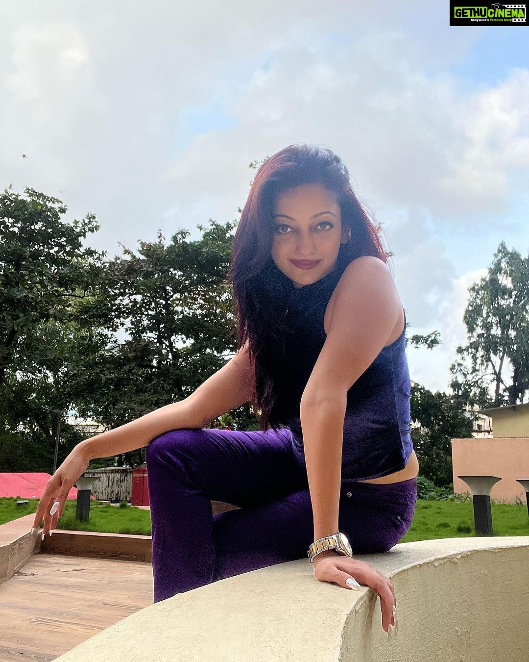 Manasi Naik Instagram - 🟣Standards : HIGH Focus : SHARP Confidence : ON Self-Doubt : OFF Gratitude : ON Future : BRIGHT AF 🟣 Thank you Universe 💫 I will Not Give Up Growing Glowing And Healing ❤️🩹 #ManasiNaik #Actor #Performer #Beingme #OnMyOwn #Beauty #OOTD #fashionstyle #MyStyle #Secret #grattitude #Happy #survivor #Growing #Glowing #WorkingHard #WatchMeGrow #ThankYou #SelfRealisation #survivor #Cultured #Morals #Focused #mentalhealthawareness #MentalPeace #NewDreams #NeverGiveUp #newbeginnings 🧿 #CatMomOf12