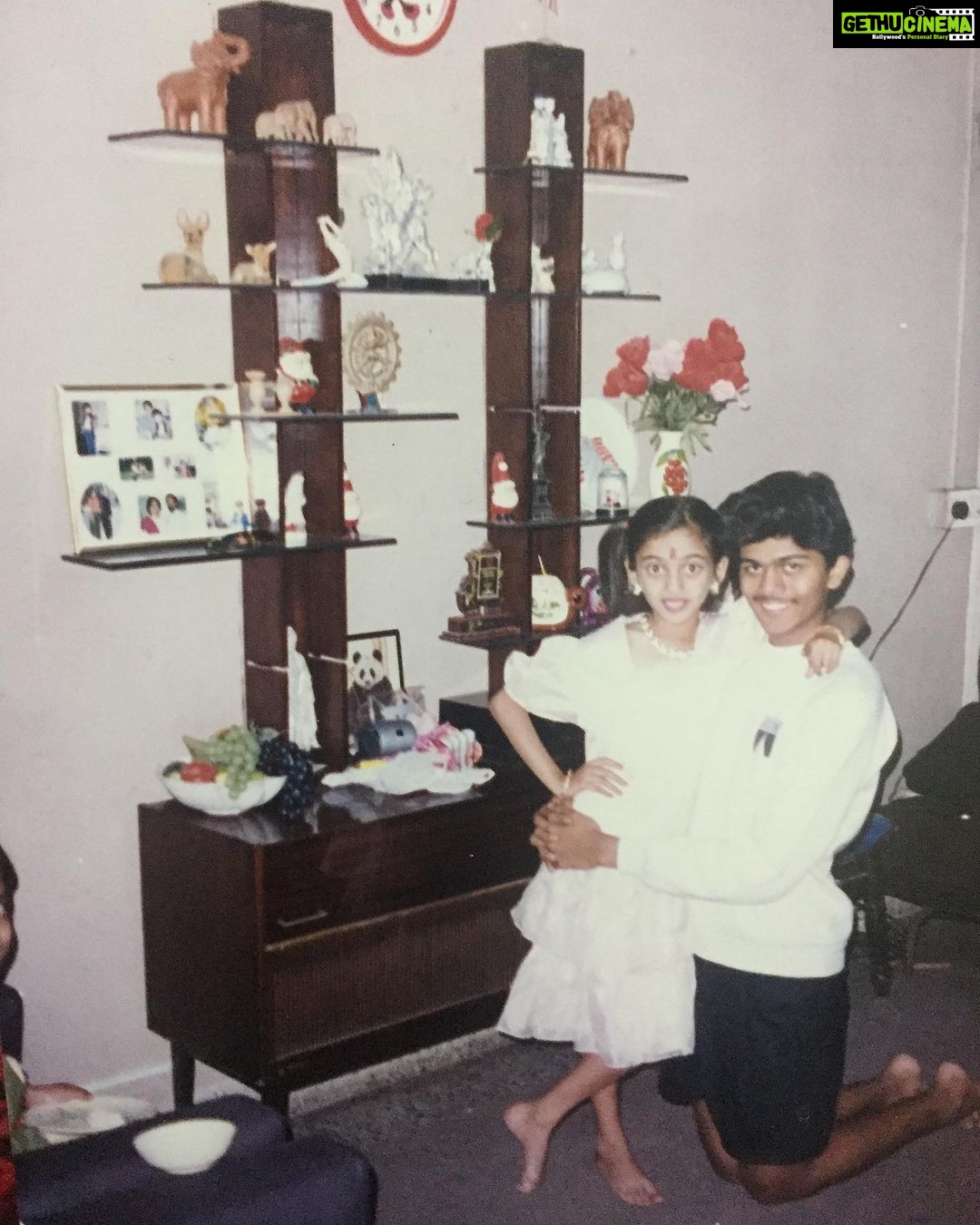 Manasi Naik Instagram - बालपणीचे ते आमचे दिवस आहेत खूप खास. माझ्या Dadu chi आहे, मला प्रत्येक वेळेस साथ 🧒🏻👧🏻 Happy Raksha Bandhan 2023 Dadu❤️ Thank you Universe 💫 I will Not Give Up Growing Glowing And Healing ❤️🩹 #ManasiNaik #Actor #Performer #Beingme #OnMyOwn #Beauty #OOTD #fashionstyle #MyStyle #Secret #grattitude #Happy #survivor #Growing #Glowing #WorkingHard #WatchMeGrow #ThankYou #SelfRealisation #survivor #Cultured #Morals #Focused #mentalhealthawareness #MentalPeace #NewDreams #NeverGiveUp #newbeginnings 🧿 #CatMomOf12