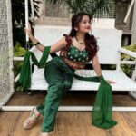 Manasi Naik Instagram - “A witty woman is a treasure; a witty beauty is a power.” ― George Meredith 🫶🏻❤️👸🏻 EXCLUSIVE 🥁 This Festive Season Manasi Naik X Vishakha Satri Go Deep Down In Fashion Couture 👗🫶🏻❤️ Thank You love ❤️ Heartiest Congratulations to Beautiful @vishakhasatri_label__ for Her new collection 🎀🫶🏻 Styled by 🎀 @bharti_gala_makeup_hair_artist 🧸 And PHOTO BOMBED BY ONE ☝🏻 EAR BUD 🤦🏻‍♀️ Thank you Universe 💫 I will Not Give Up Growing Glowing And Healing ❤️‍🩹 #ManasiNaik #Actor #Performer #Beingme #OnMyOwn #Beauty #OOTD #fashionstyle #MyStyle #Secret #grattitude #Happy #survivor #Growing #Glowing #WorkingHard #WatchMeGrow #ThankYou #SelfRealisation #survivor #Cultured #Morals #Focused #mentalhealthawareness #MentalPeace #NewDreams #NeverGiveUp #newbeginnings 🧿 #CatMomOf12