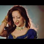 Manasi Naik Instagram - मंडळी, विचार काही नवीन नाही. ‘या जन्मावर या जगण्यावर शतदा प्रेम करावे‘ किंवा इंग्रजीमध्ये म्हणतात “Live every moment like it’s your last!” पण हाच विचार जरा ठसक्यात मांडायचा ठरवल्यावर थोडासा चावटपणा तर येणारच की! तर यंदाची थंडी थोडी उबदार करण्यासाठी एकविरा म्युझिक घेऊन येत आहे “लावा फोन चार्जिंगला”! महाराष्ट्राच्या ग्रामीण भागात खोलवर शिरून, तिथल्या मातीतला सुगंध ‘प्रियांका चौधरी‘ या नवोदित गायिकेच्या आवाजात सापडताच, तिच्या ह्या पहिल्या वहिल्या गाण्यातून आम्ही तुमच्यासमोर घेऊन येत आहोत. महाराष्ट्राची ‘लाडकी मेनका‘ मानसी नाईक हिचा ठसका, ‘सुंदरीकार‘ आशिष पाटीलचे दिग्दर्शन आणि कोरिओग्राफी.. आणि अवधूत गुप्तेचे शब्द आणि स्वररचना ह्या सर्वांनी नटलेले हे ‘लावण्यवती‘ अल्बम मधील तिसरे गीत तुम्हाला नक्कीच आवडेल ह्याची खात्री आहे! म्हटलं होतं ना.. लावणी नाही “कापणी”!! .. लवकरच!! #lavaphonechargingla @priyanka.dherange28 @manasinaik0302 @ashishpatil_the_lavniking @prabhakarmosamkar @anurag_mg @chinmayh8 @mandarwadkar9 @rohan_mystery @satyajit_jamsandekar @nitin.dhole1779 @guru.patil_10 @memaheshk @harsha_films @shruti_anil_pednekar @sandesh_lokegaonkar @Sumeet.patil.crow @rajaramirale8222 #manasinaik #avadhootgupte #lavani #ashishpatil #marathisong2023 #danceInstagram #avdhootgupte #marathi #lavani #marathimulgi #marathimotivational #maharashtratourism #priyankachaudhari