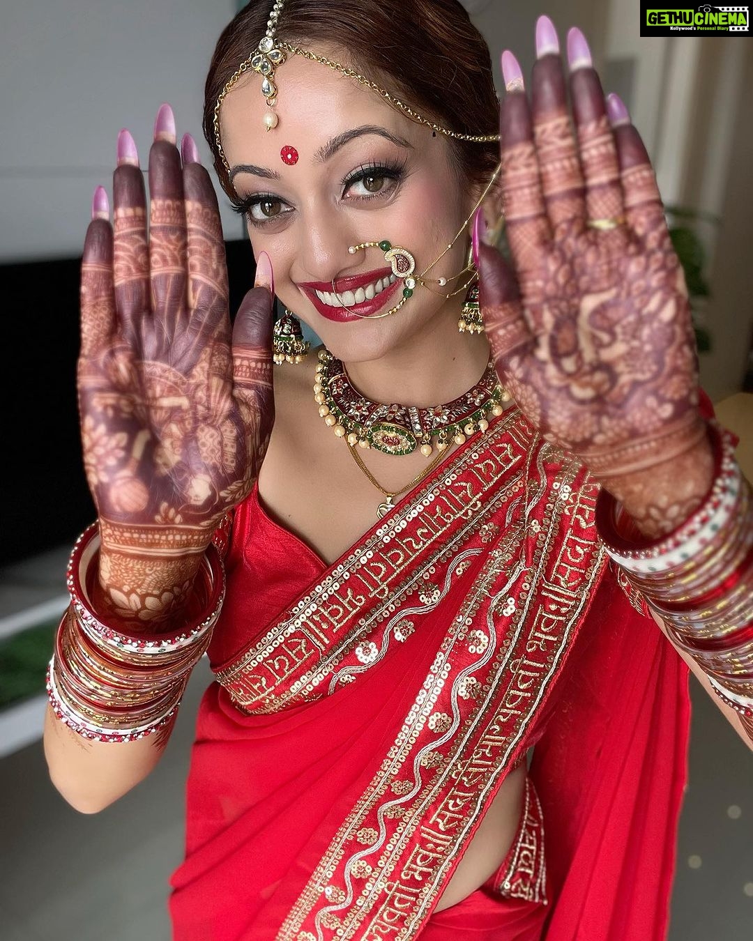 Manasi Naik Instagram - Karva Chauth Look 2023🌚🫶🏻 🙏🏻भगवान शिव और देवी पार्वती का आशीर्वाद आपके विवाह में प्रेम और खुशियाँ लाए.❤️ करवा चौथ के इस शुभ दिन पर व्रत रखने वाली सभी महिला दोस्तों को हार्दिक शुभकामनाएं! आपकी सभी आशाएँ और सपने सच हों…❤️🫶🏻 Happy Karwa Chauth To all who are Madly, Deeply and Truly in Love 🥰 Mehandi by 🌚 @hema_henna_artstudio Saree by 🌚 @surat_fashion_hub_24_ Styled by 🌚 @bharti_gala_makeup_hair_artist Thank you Universe 💫 I will Not Give Up Growing Glowing And Healing ❤️🩹 #ManasiNaik #Actor #Performer #Beingme #OnMyOwn #Beauty #OOTD #fashionstyle #MyStyle #Secret #grattitude #Happy #survivor #Growing #Glowing #WorkingHard #WatchMeGrow #ThankYou #SelfRealisation #survivor #Cultured #Morals #Focused #mentalhealthawareness #MentalPeace #NewDreams #NeverGiveUp #newbeginnings 🧿 #CatMomOf12