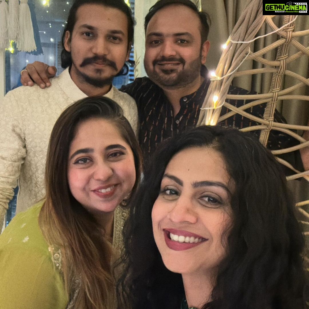 Manasi Parekh Instagram - નુતન વર્ષા અભિનંદન 🤝 What a partayyyy!!! Thanks @esharkansara and @musicwaala for a banger of a time! Saal mubarak everybody! To happiness, love, positivity and friendship always ♥️ #diwali #newyear @vyomanandi @pratikgandhiofficial @bhaminioza @punit.j.g @viral2886 @dharmesh64 @surabhijaverivyas @vaidyanisarg @ankitaadeshra @bagchi_mb @director_vipul_mehta