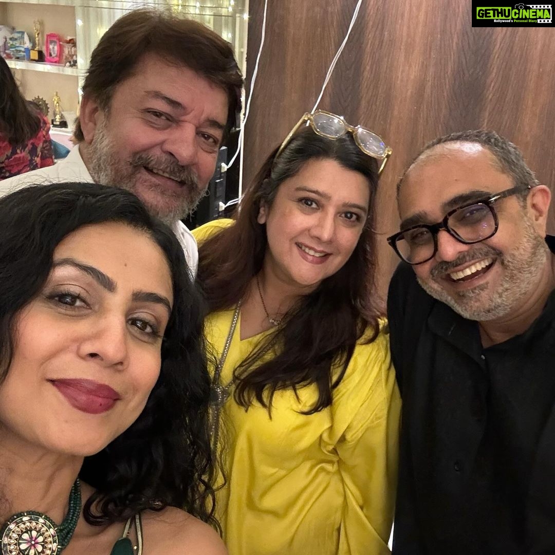 Manasi Parekh Instagram - નુતન વર્ષા અભિનંદન 🤝 What a partayyyy!!! Thanks @esharkansara and @musicwaala for a banger of a time! Saal mubarak everybody! To happiness, love, positivity and friendship always ♥️ #diwali #newyear @vyomanandi @pratikgandhiofficial @bhaminioza @punit.j.g @viral2886 @dharmesh64 @surabhijaverivyas @vaidyanisarg @ankitaadeshra @bagchi_mb @director_vipul_mehta