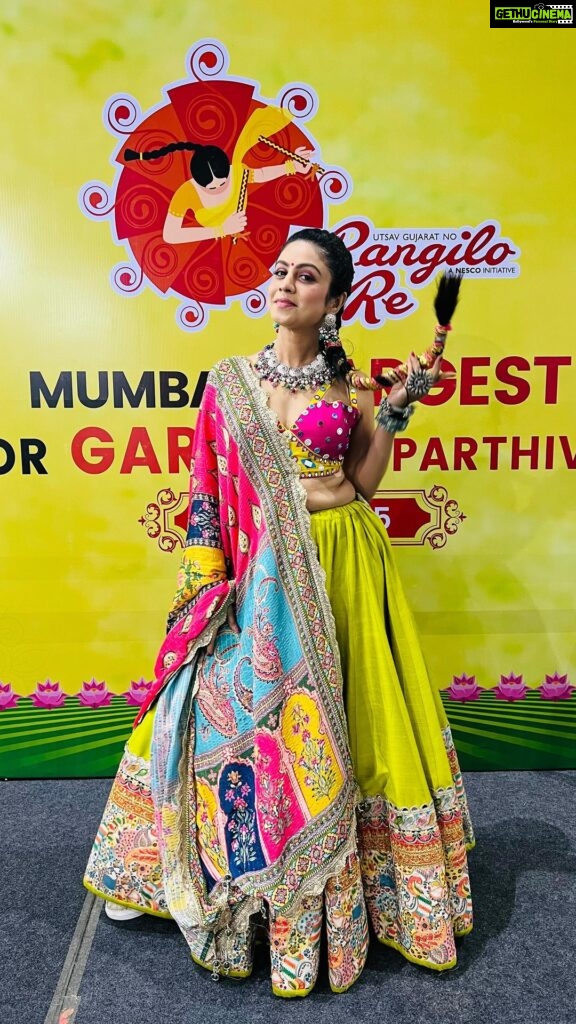 Manasi Parekh Instagram - How lucky we are to be able to celebrate such colourful and beautiful festivals in our country! #dusshera #navratri #pujo