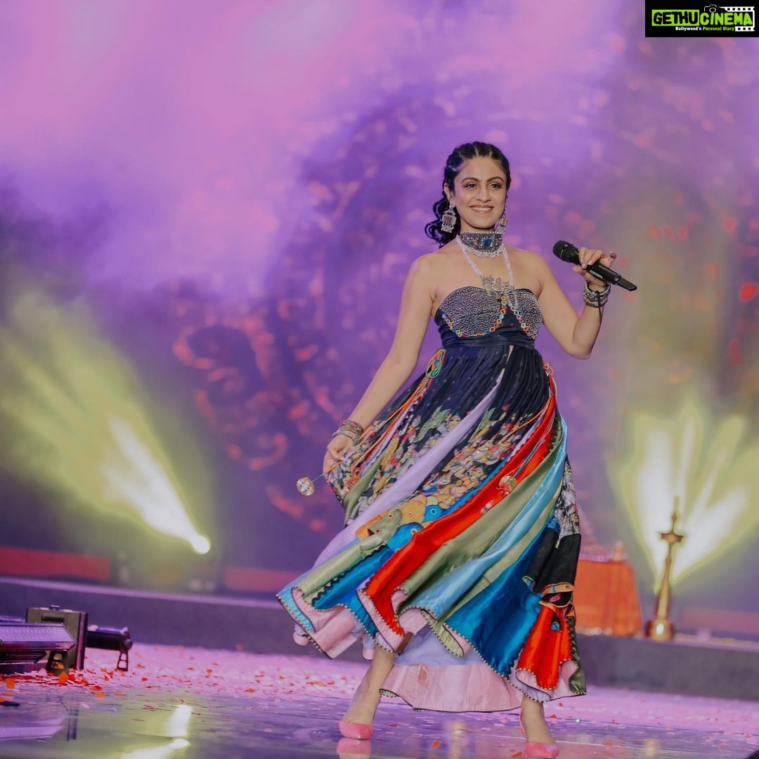 Manasi Parekh Instagram - What a night!!! #Ashtami was powerful and full of energy!! . . . Styling : @styleitwithniki Outfit : @_krishna_styles_ Jwlry : @thejewelstudiio Nesco Centre