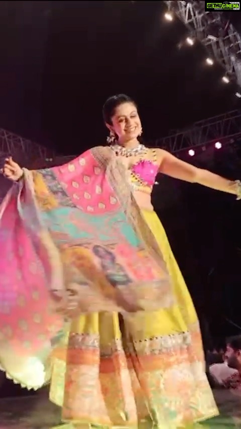 Manasi Parekh Instagram - Since my #transition #reels are getting a fab response ππ #navratri #saptami #indian #festival . . . Styling : @styleitwithniki Jewellery : @thejewelstudiio Blouse : @jazzy._couture Ghaghra Dupatta : @divas.couturebyapexa πΈ : @dhruv_bhatiya_ Nesco Centre