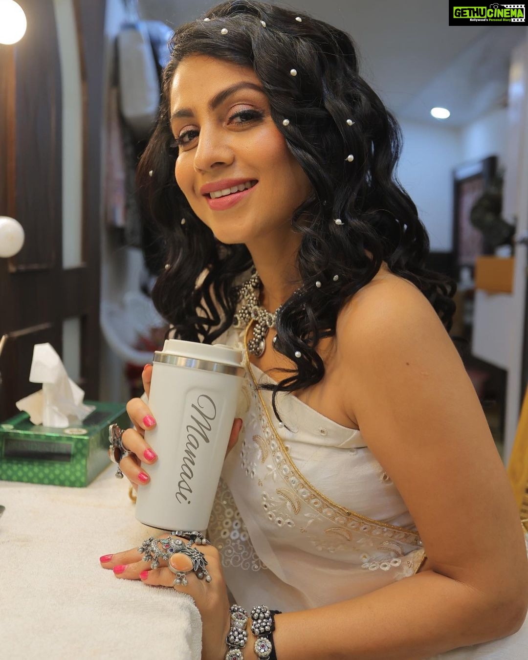 Manasi Parekh Instagram - Backstage vibes in my snow queen avatar ☃️❄️ Also thank you for all the tags and comments on my performance @rangilore ♥️♥️♥️ #navratri #Day6 . . . Styling : @styleitwithniki Outfit : @fashionwithforum_ahd Jewellery : @thejewelstudiio Makeup : @pintu_makeup Hair : Arti Nesco Centre