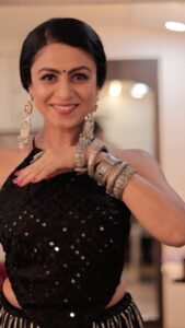 Manasi Parekh Instagram - What is about Dakla that just changes the mood ?? How I love this song when playing garba 💃🏽💃🏽 Stylist @styleitwithniki Outfit @label.jagruti Jewellry @stylewithdaksha_kashti Makeup : @pintu_makeup Hair : @itsme_shiv_s 📸 : @dhruv_bhatiya_ #reels #transitionreels #indianfestive #navratri