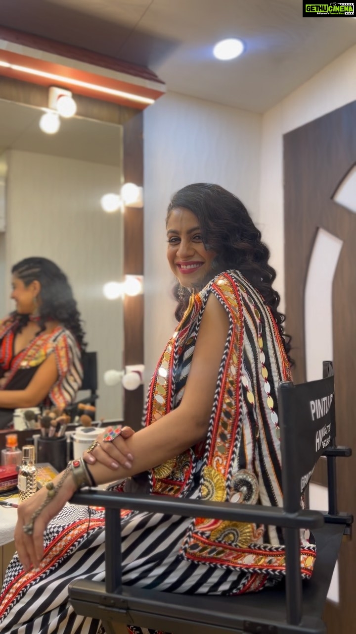 Manasi Parekh Instagram - Just practicing some classic garba songs backstage before going on stage @rangilore Nesco Centre