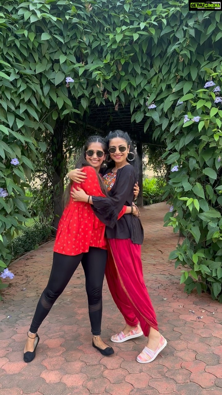 Manasi Parekh Instagram - Dheeme Dheeme falling in love with this hook step of #dheemedheeme by @sachinjigar.. @dhvani.dance and I took on the challenge and you should try it too 👯 #dheemedheemechallenge #sachinjigar