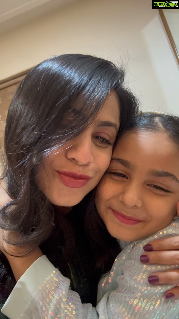 Manasi Parekh Instagram - Put it up on stories but now on timeline due to popular demand 😃😃 #mothersanddaughters #singing @gohilnirvi