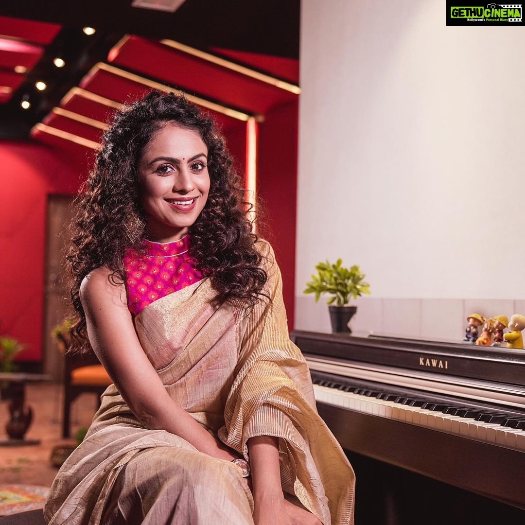Manasi Parekh Instagram - Love jamming @thevibestudio.live which @parthivgohil9 and me have created in Andheri for bands, musicians, stand up acts and other creatives to rehearse and soak into the creative process! For more details follow @thevibestudio.live πΆπ΅π€πΈ Mhada Andheri(W)