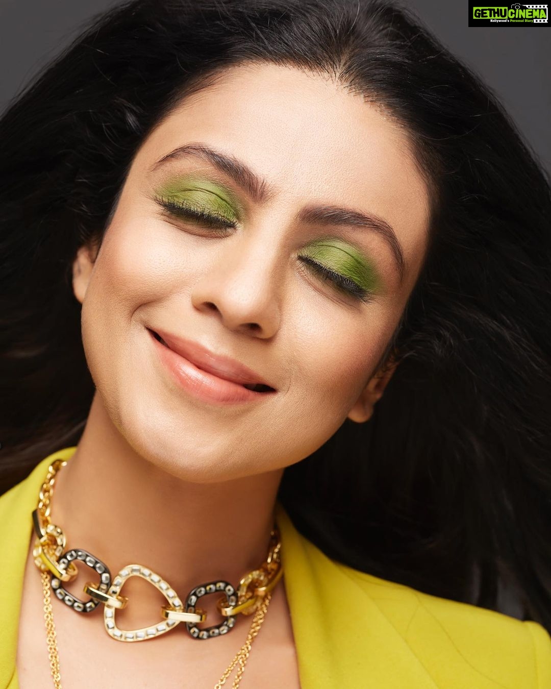 Manasi Parekh Instagram - I've been watchin' you for some time Can't stop starin' at those ocean eyes Burning cities and napalm skies Fifteen flares inside those ocean eyes Your ocean eyes Billie Eilish