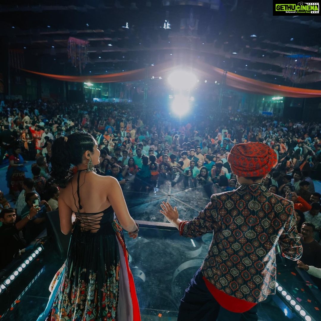 Manasi Parekh Instagram - What a night!!! #Ashtami was powerful and full of energy!! . . . Styling : @styleitwithniki Outfit : @_krishna_styles_ Jwlry : @thejewelstudiio Nesco Centre